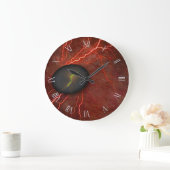 Gekraakte steen geeft licht uit grote klok (Huis)