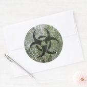 Gekrabd en versleten grijs en zwart biohazard symb ronde sticker (Envelop)