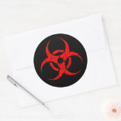 Gekrabd rood biohazard symbool op zwart ronde sticker (Envelop)