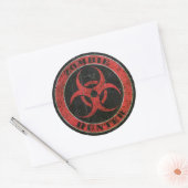Gekrabd Rood en Zwart Bio Hazard Zombie Hunter Ronde Sticker (Envelop)