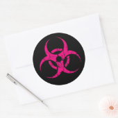 Gekrabd Roze Biohazard Symbool op Zwart Ronde Sticker (Envelop)