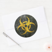 Gekrast en versleten geel biohazard symbool ronde sticker (Envelop)