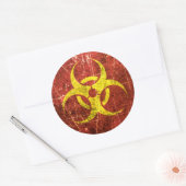 Gekrast en versleten geel en rood biohazard symboo ronde sticker (Envelop)