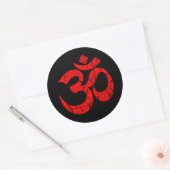 Gekraste rode yoga om symbool op zwart ronde sticker (Envelop)