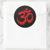 Gekraste rode yoga om symbool op zwart ronde sticker (Tas)