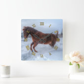 Gekrenkte orrel-paarden die opgroeien in wintersne vierkante klok (Huis)