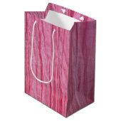 Gekreukelde Roze Crêpe Stof Medium Cadeauzakje (Voorkant Gekanteld)