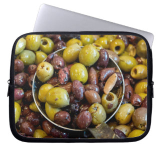 Gekruide zwarte en groene olijven laptop sleeve