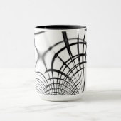 Gekruiste grijze lijnen doen ons denken aan tekeni mok (Midden)