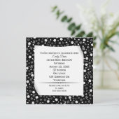 Gekruld papier op een bloemige print voor een fees kaart (Staand voorkant)