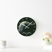 Gekrulde witte wilde bloem gepersonaliseerd ronde klok (Huis)