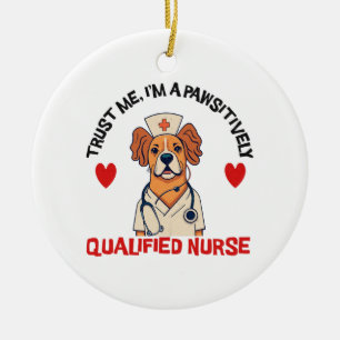 Gekwalificeerde Verpleegster Pawsitively Keramisch Ornament