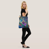 Gekweekte pacock op blauwe Paarse Floral Tote Bag (Op model)