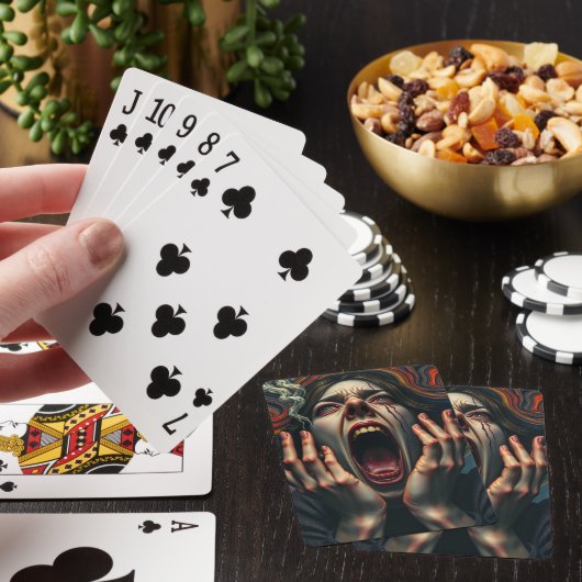 Gekwelde vrouw die schreeuwt pokerkaarten (Insitu)