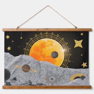 Gelaagde collage esthetiek met hemelse motieven, hangend wandkleed