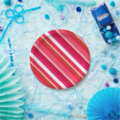 Gelaagde snoepjes strepen - rood, roze en wit papieren bordje (Feest)