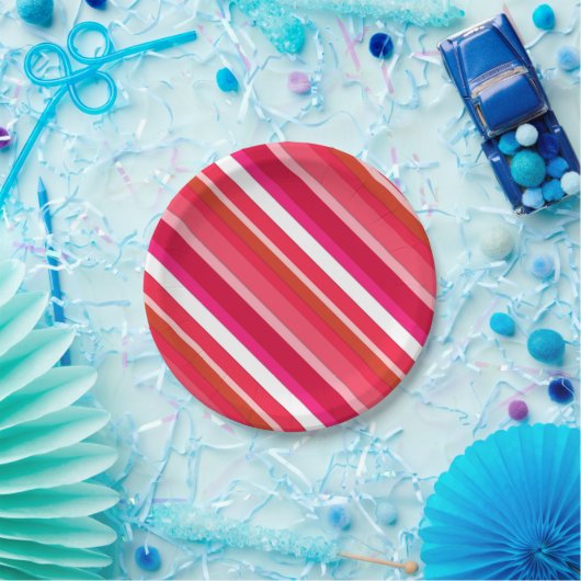 Gelaagde snoepjes strepen - rood, roze en wit papieren bordje (Feest)