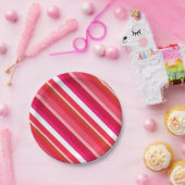 Gelaagde snoepjes strepen - rood, roze en wit papieren bordje (Feest)