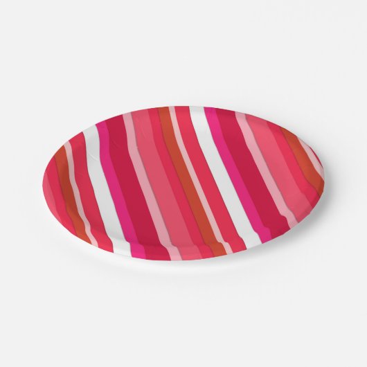 Gelaagde snoepjes strepen - rood, roze en wit papieren bordje (Gekanteld)