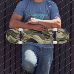 Gelaagde vormen in camouflagekleuren persoonlijk skateboard