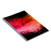 Gelanceerd kleurrijk poeder, geïsoleerd op zwarte notitieboek (Rechterzijde)