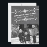 Gelanteerde Chalkboard Holiday Fotoplatte Kaart<br><div class="desc">Elegant en stijlvol gesclanteerd Chalkboard Holiday Photo Flat Kaart in grijs formaat met een kunstdecogrens en een trendy chalkboard look background. Deze kleine en trendy fotokaart is gemakkelijk aan te passen met een charmerende familiefoto en een aangepaste kerstgroet. Klik op 'Aanpassen' voor meer verpersoonlijkingsopties.</div>
