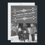 Gelanteerde Chalkboard Holiday Fotoplatte Kaart<br><div class="desc">Elegant en stijlvol gesclanteerd Chalkboard Holiday Photo Flat Kaart in grijs formaat met een kunstdecogrens en een trendy chalkboard look background. Deze kleine en trendy fotokaart is gemakkelijk aan te passen met een charmerende familiefoto en een aangepaste kerstgroet. Klik op 'Aanpassen' voor meer verpersoonlijkingsopties.</div>