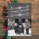 Gelanteerde Chalkboard Holiday Fotoplatte Kaart<br><div class="desc">Elegant en stijlvol gesclanteerd Chalkboard Holiday Photo Flat Kaart in grijs formaat met een kunstdecogrens en een trendy chalkboard look background. Deze kleine en trendy fotokaart is gemakkelijk aan te passen met een charmerende familiefoto en een aangepaste kerstgroet. Klik op 'Aanpassen' voor meer verpersoonlijkingsopties.</div>