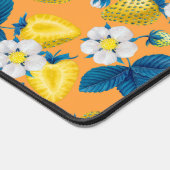 Gele aardbeien op sinaasappel bureaumat (Hoek)