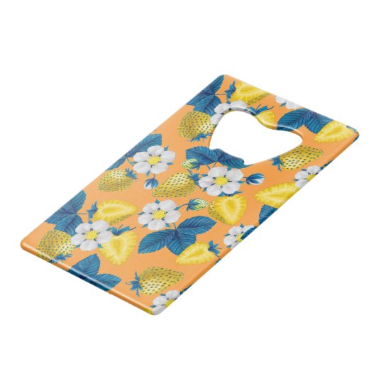 Gele aardbeien op sinaasappel creditkaart flessenopener (Voorkant Gekanteld)