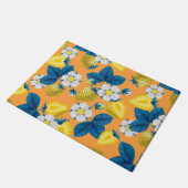 Gele aardbeien op sinaasappel deurmat (Schuin)