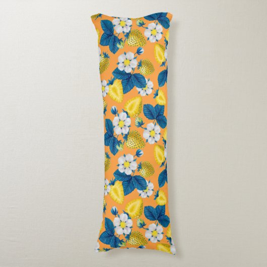 Gele aardbeien op sinaasappel lichaamskussen (Voorkant Verticaal)