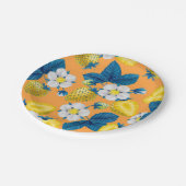 Gele aardbeien op sinaasappel papieren bordje (Gekanteld)