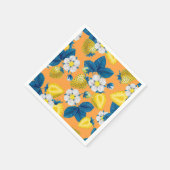 Gele aardbeien op sinaasappel servet (Hoek)