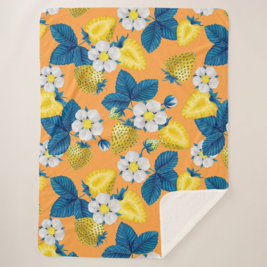 Gele aardbeien op sinaasappel sherpa deken (Voorkant)