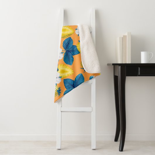 Gele aardbeien op sinaasappel sherpa deken (In situ)