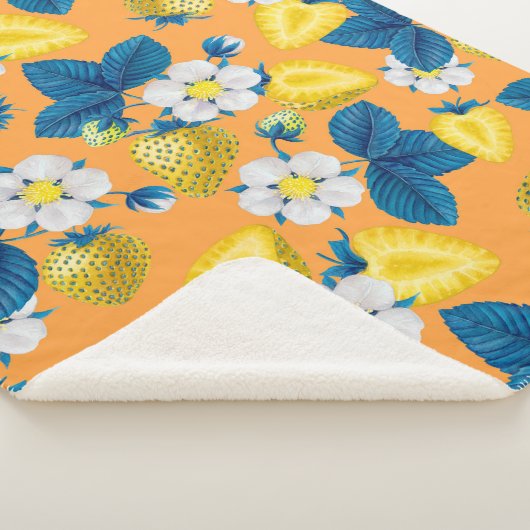 Gele aardbeien op sinaasappel sherpa deken (3/4)