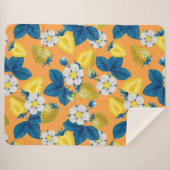 Gele aardbeien op sinaasappel sherpa deken (Voorkant (horizontaal))