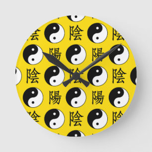 Gele achtergrond Chinese Yinyang-patroon Ronde Klok