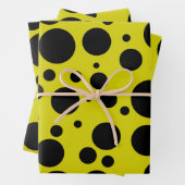 Gele achtergrond en zwart stip patroon inpakpapier vel (In situ)