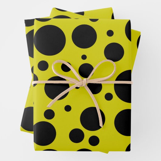 Gele achtergrond en zwart stip patroon inpakpapier vel (In situ)
