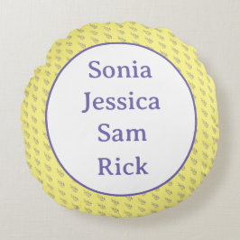 Gele achtergrond met bladeren rond kussen