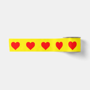 Gele achtergrond rood hartpatroon satijnen lint