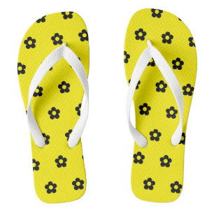 Gele Achtergrond Zwarte Bloemen Strand Uitstap Toe Teenslippers