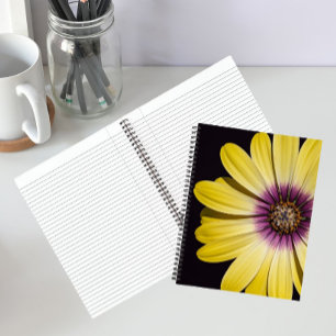 Gele Afrikaanse margriet op zwarte bloemen Notitieboek