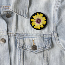 Gele Afrikaanse margrietbloem op zwarte bloem Ronde Button 5,7 Cm