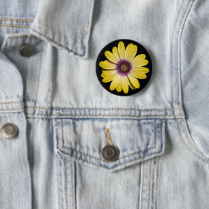 Gele Afrikaanse margrietbloem op zwarte bloem Ronde Button 5,7 Cm