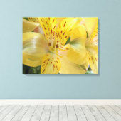 Gele alstroemeria Stretched Canvas Afdrukken (Insitu (Houten vloer))