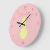 Gele anananas met aangepaste naam op roze grote klok (Hoek)