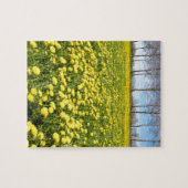 Gele andelionen in gras met boomlijn legpuzzel (Horizontaal)